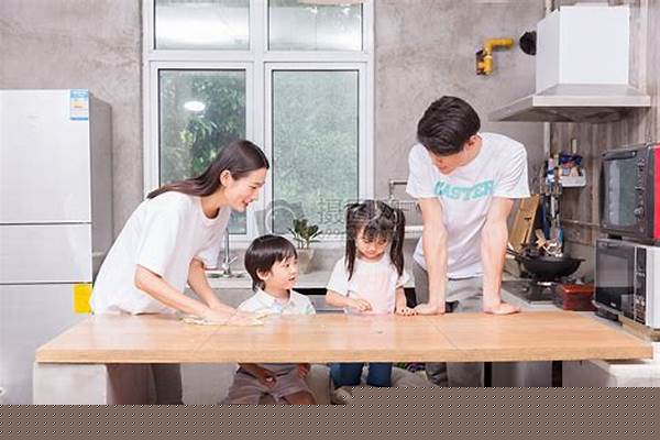 家里小孩子通过用父母的手机像她的手机里的