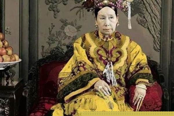 清朝贵妃皇后什么的为什么要留指甲