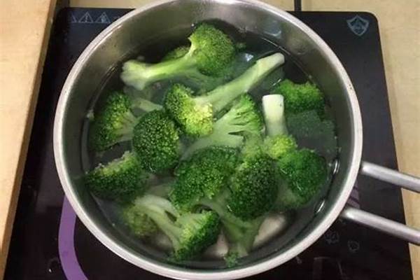 西兰花一般就用水烫一下就可以吃,那么请问